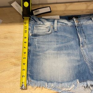 Silver “Elyse” mid rise curved short NWT